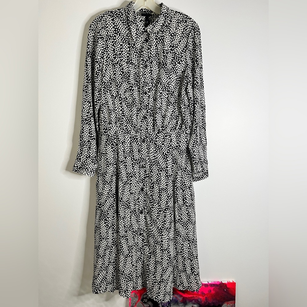 Who what wear domino dots dress. Size M. Black and white pattern dress